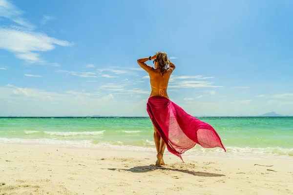 Mulher Férias Praia Tropical — Fotografia de Stock