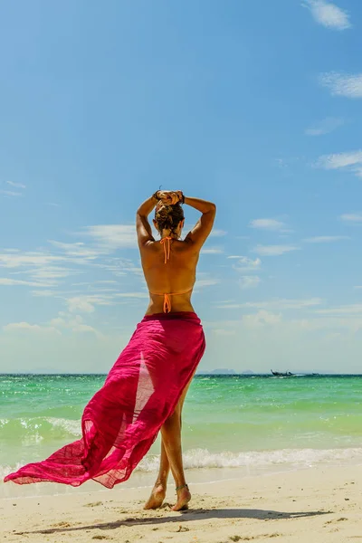 Kobieta Wakacje Tropikalnej Plaży — Zdjęcie stockowe