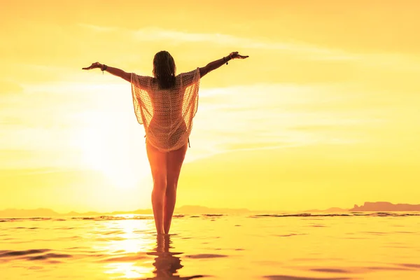 Frau Urlaub Tropischen Strand Bei Sonnenuntergang — Stockfoto