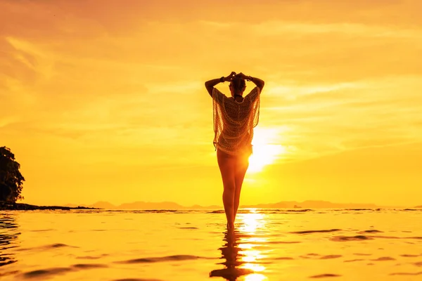 Kvinna Semester Den Tropiska Stranden Vid Solnedgången — Stockfoto
