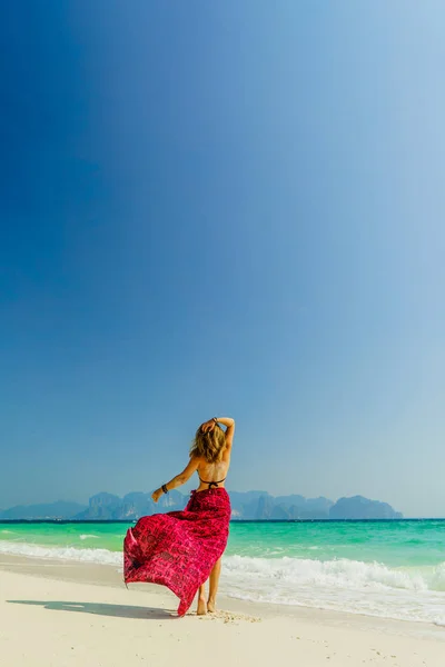 Tropik Sahilde Tatil Günlerinde Kadın — Stok fotoğraf