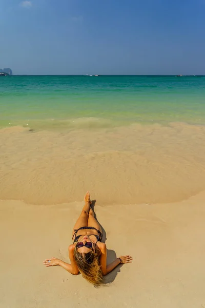 Mujer Vacaciones Playa Tropical — Foto de Stock