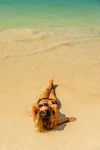 Tropik Sahilde Tatil Günlerinde Kadın — Stok fotoğraf
