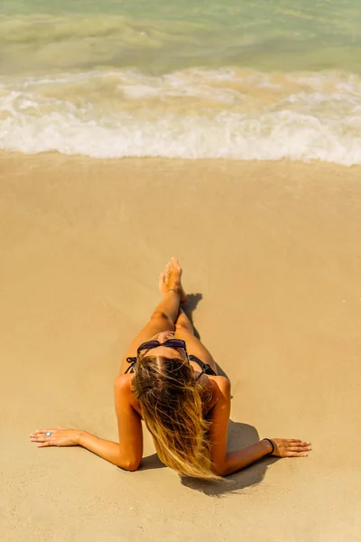 Donna Vacanza Sulla Spiaggia Tropicale — Foto Stock