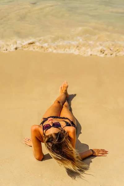 妇女在假日在热带海滩 — 图库照片