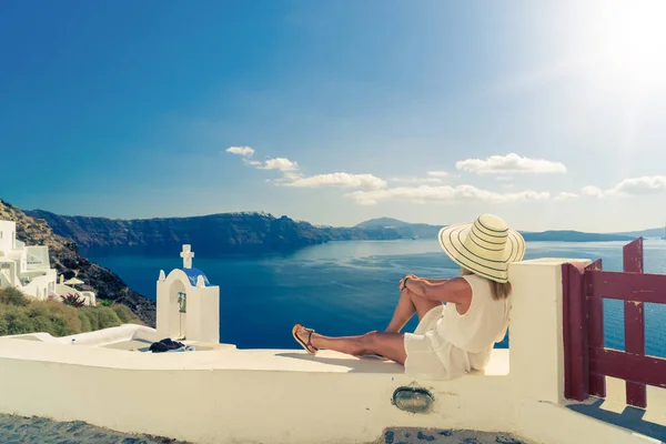 Luxury Travel Vacation Woman Looking View Santorini Island Greece Amazing — Stock Photo, Image