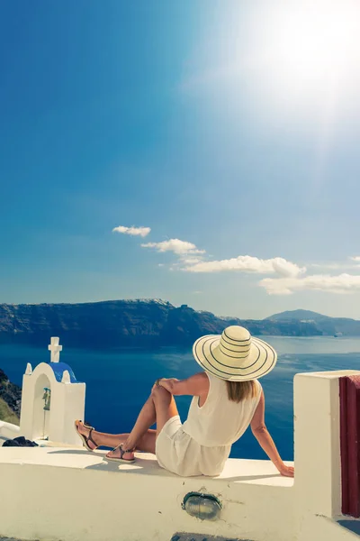 Lyx Resor Semester Kvinna Tittar Utsikten Santorini Grekland Fantastisk Utsikt — Stockfoto