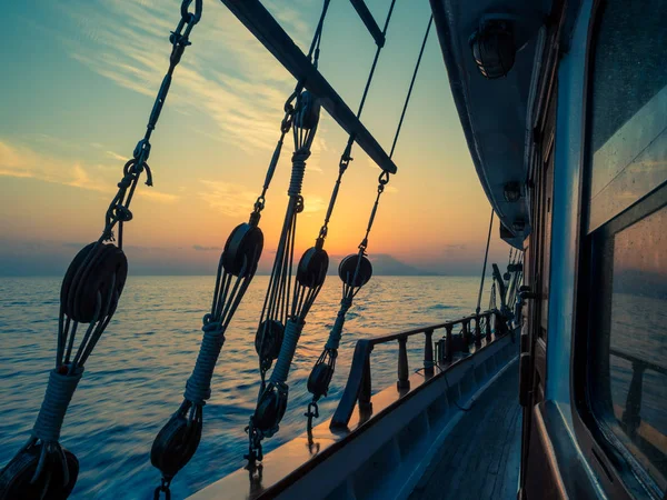 Ηλιοβασίλεμα Στο Κατάστρωμα Ιστιοπλοϊκό Σκάφος Ενώ Κρουαζιέρα Στις Κυκλάδες Ελλάδα — Φωτογραφία Αρχείου