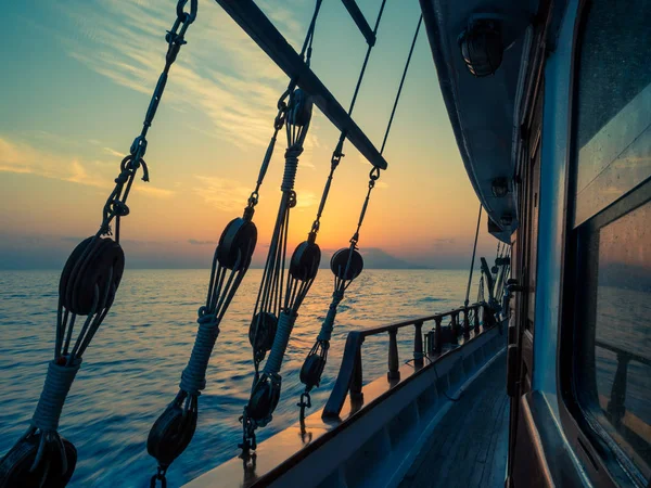 Sunset Sailboat Deck While Cruising Cyclades Greece Long Exposure — Stock Photo, Image