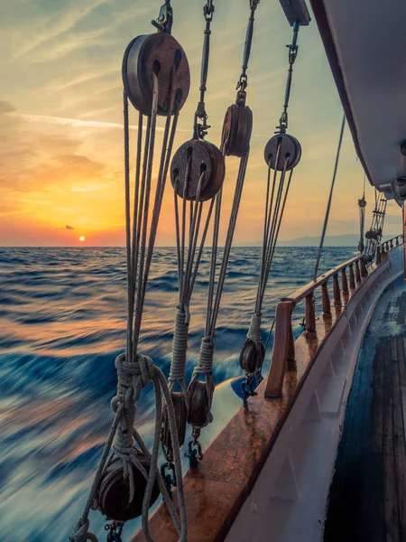 Sunset Sailboat Deck While Cruising Cyclades Greece Long Exposure — Stock Photo, Image