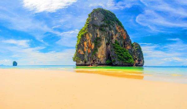 Beautiful Relaxing Tropical Beach — Stock Photo, Image