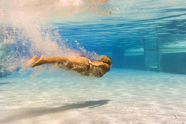 Vrouw Onder Water Bij Het Zwembad — Stockfoto