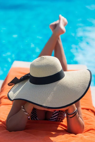 Mulher Junto Piscina — Fotografia de Stock