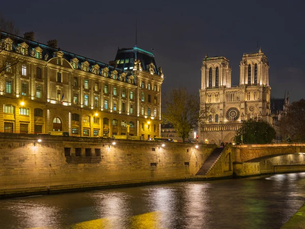 巴黎法国在夜间 — 图库照片