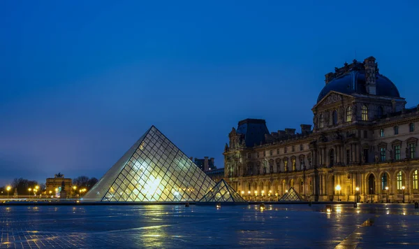 パリの夜のパリ フランス 2018 ルーヴル美術館フランス 世界の最も訪問された博物館 — ストック写真