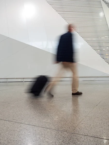 在机场航站楼散步的旅客 — 图库照片