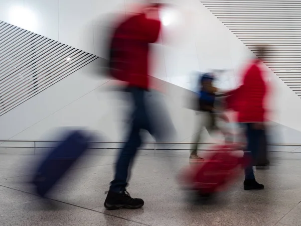 在机场航站楼散步的旅客 — 图库照片