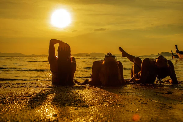 Drie Vrouw Aan Het Strand Bij Zonsondergang — Stockfoto