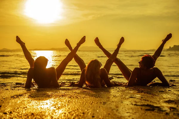 Três Mulheres Praia Pôr Sol — Fotografia de Stock