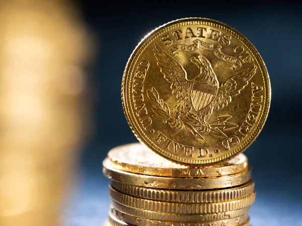 Monedas Oro Real Sobre Fondo Oscuro — Foto de Stock