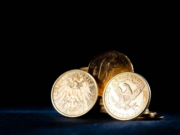 Echte Gouden Munten Donkere Achtergrond — Stockfoto