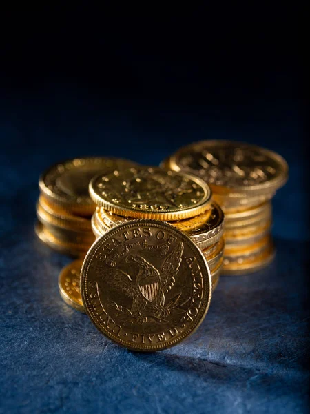 Monedas Oro Real Sobre Fondo Oscuro —  Fotos de Stock