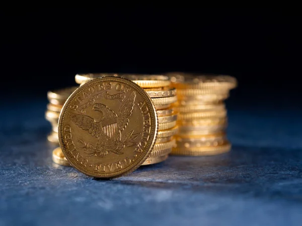 Echte Goldmünzen Auf Dunklem Hintergrund — Stockfoto