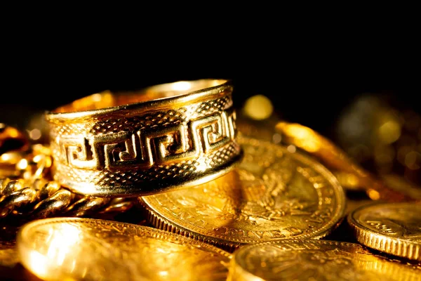 Monedas Oro Real Sobre Fondo Oscuro — Foto de Stock