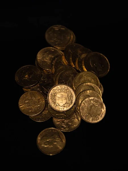Äkta Guld Mynt Över Mörk Bakgrund — Stockfoto