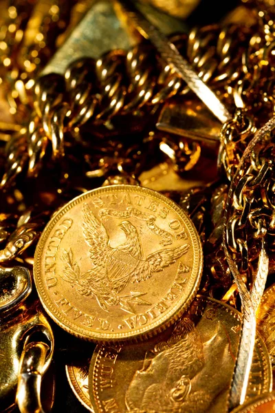 Monedas Oro Real Sobre Fondo Oscuro —  Fotos de Stock