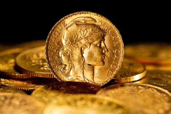 Monete Oro Reali Sfondo Scuro — Foto Stock