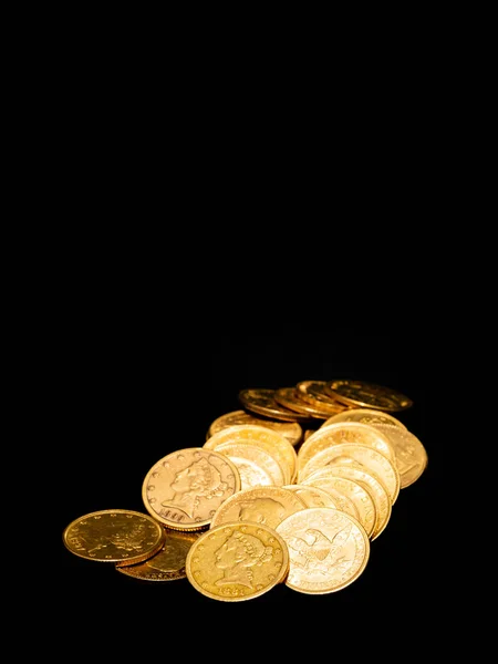 Fechar Dinheiro Ouro Real Empilhamento Moeda Fundo Escuro — Fotografia de Stock