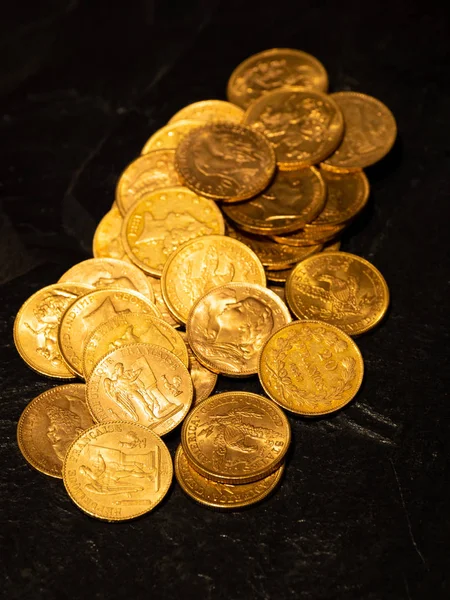 Närbild Äkta Guld Pengar Mynt Stapling Mörk Bakgrund — Stockfoto