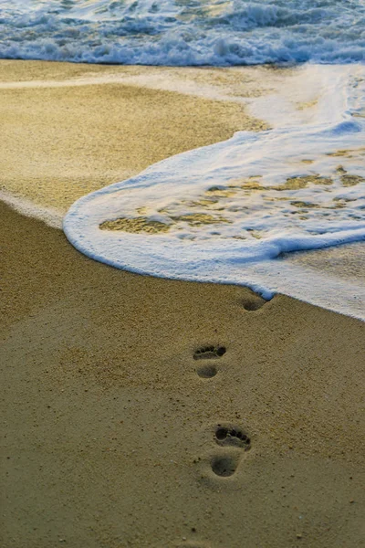 Strand Reizen Vrouw Ontspannen Lopen Zand Strand Verlaten Voetafdrukken Het — Stockfoto