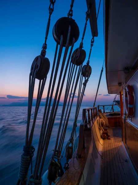 Zonsondergang Het Dek Van Zeilboot Terwijl Cruisen Cycladen Griekenland Lange — Stockfoto