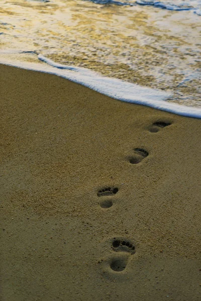 Strandreisen Frau Entspannt Sandstrand Spazieren Gehen Und Spuren Sand Hinterlassen — Stockfoto