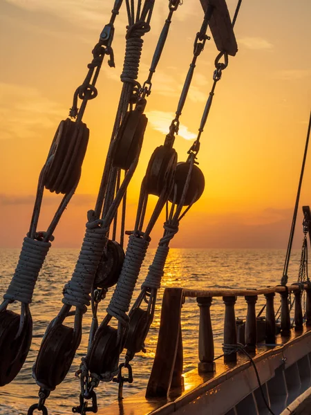 Puesta Sol Cubierta Del Velero Mientras Navegaba Las Cícladas Grecia — Foto de Stock