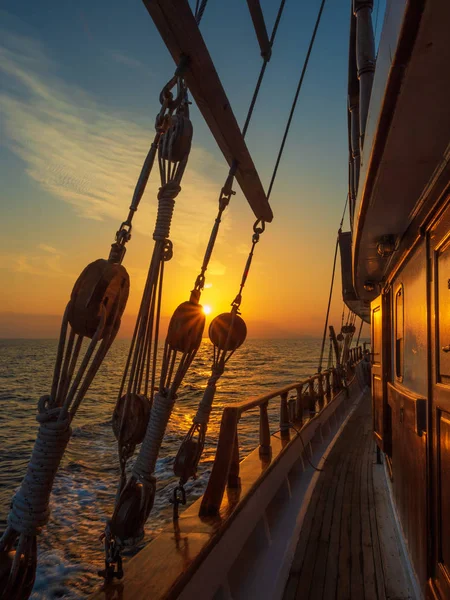 Tramonto Sul Ponte Della Barca Vela Durante Crociera Nelle Cicladi — Foto Stock