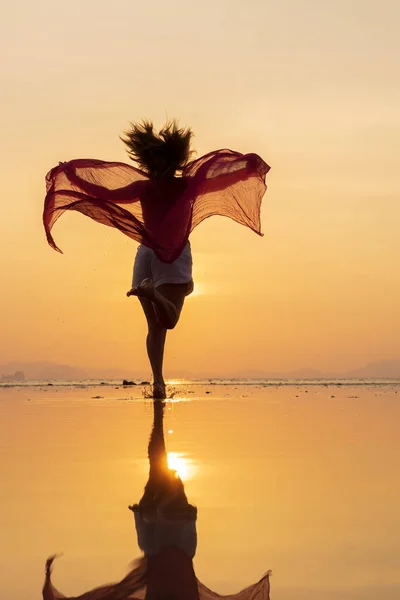 Όμορφη Γυναίκα Στην Παραλία Ηλιοβασίλεμα Στην Ταϊλάνδη — Φωτογραφία Αρχείου