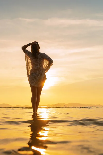 Vacker Kvinna Stranden Thailand Vid Solnedgången — Stockfoto
