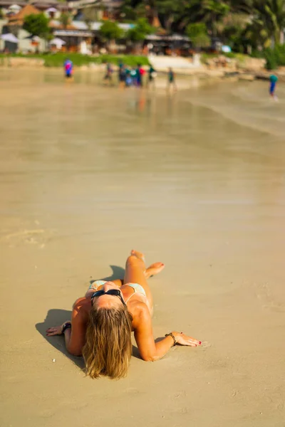 在泰国热带豪华度假村海滩上放松的妇女 — 图库照片