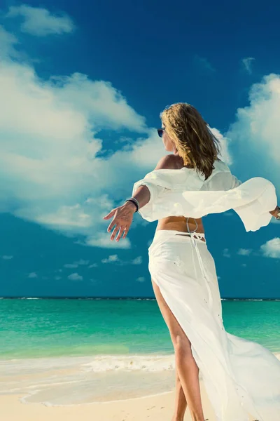 Жінка Танцює Зимові Канікули Тропічному Пляжі — стокове фото