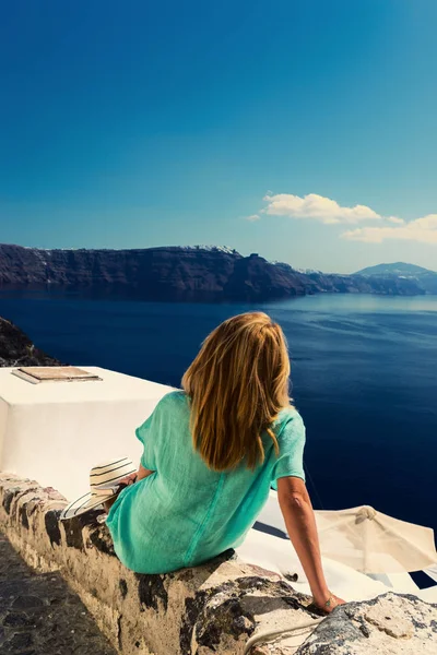 Voyage Luxe Femme Vacances Regardant Vue Sur Île Santorin Grèce — Photo