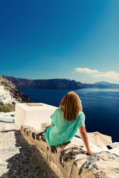 ギリシャのサントリーニ島の景色を眺める豪華な旅行休暇の女性 海とカルデラの素晴らしい景色 — ストック写真