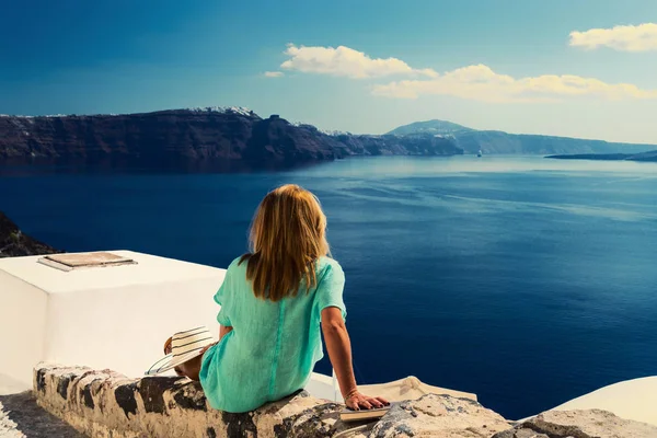 Luxusní Žena Dovolené Při Pohledu Ostrov Santorini Řecku Úžasný Výhled — Stock fotografie