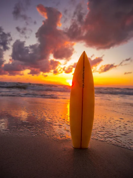 Surfbrett Strand Meer Bei Sonnenuntergang Mit Schönem Licht Hintergrund Wassersport — Stockfoto