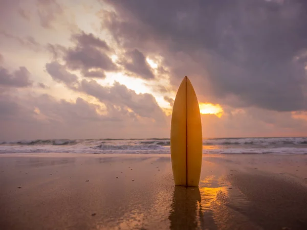 Tabla Surf Playa Orilla Del Mar Atardecer Con Hermosa Luz — Foto de Stock