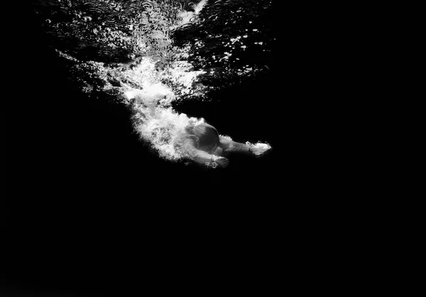 Kvinna Dykning Poolen — Stockfoto