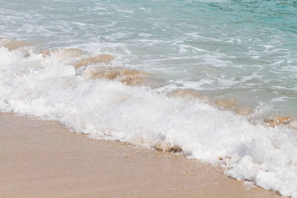 Kumlu sahilde denizin yumuşak dalgası