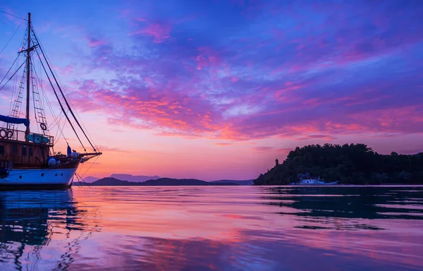 Segelbåt Vid Soluppgången Den Bay Nidri Lefkas Grekland — Stockfoto